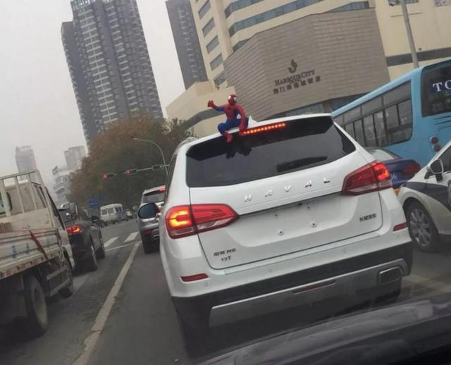 車主注意！車上貼了這種東西，引發(fā)事故要負(fù)全責(zé)