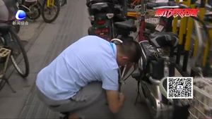 便道變身“停車點(diǎn)”讓行人“無路可走”