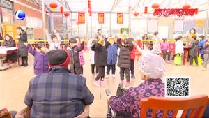 兒童手寫“?！弊炙屠夏旯?童真童趣問候老人安康