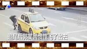 男子騎摩托追尾出租車(chē) 前空翻安全著陸