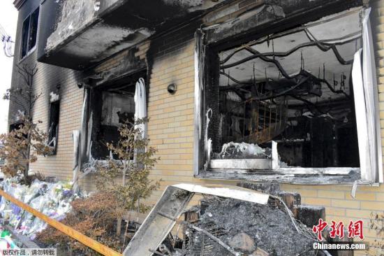 當(dāng)?shù)貢r(shí)間7月20日，日本京都動(dòng)畫(huà)工作室遭遇大火后，著火建筑物內(nèi)部曝光，房間內(nèi)四面墻壁焦黑一片，鐵制扶手樓梯彎曲變形。