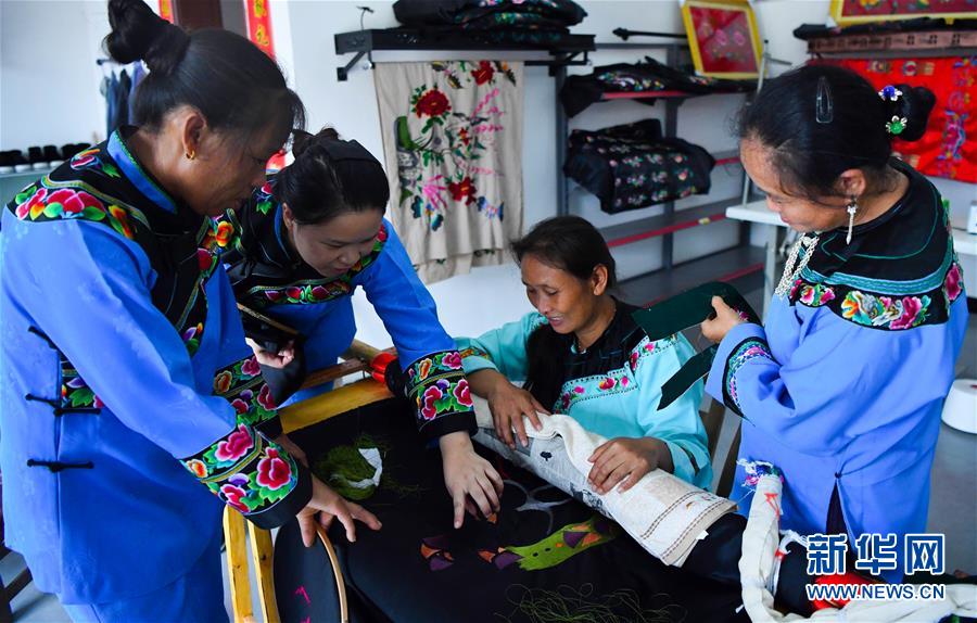 (在習(xí)近平新時(shí)代中國(guó)特色社會(huì)主義思想指引下——新時(shí)代新作為新篇章·總書記關(guān)切脫貧事·決勝貧困·圖文互動(dòng))(6)易地扶貧搬遷:助力“跨越式”奔小康