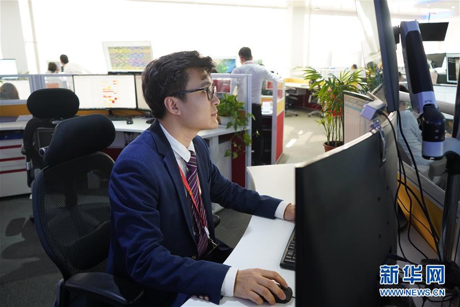 (關(guān)注春運(yùn)·圖文互動(dòng))(1)有一種堅(jiān)守 叫為了團(tuán)聚的別離