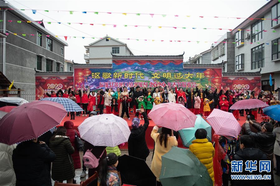 （新春走基層·圖文互動）（2）村晚“說唱”唱什么？