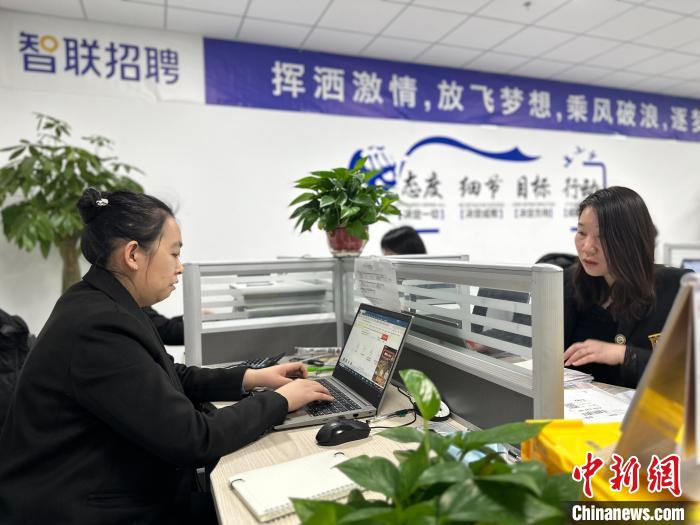 圖為京津冀(河北三河)人力資源服務(wù)產(chǎn)業(yè)園入駐企業(yè)辦公現(xiàn)場(chǎng)?！「咪?攝