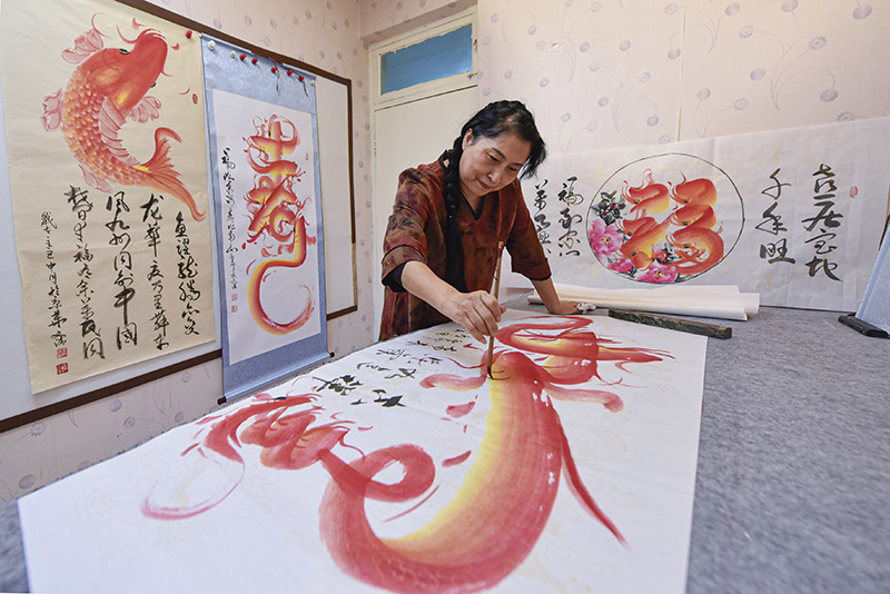 圖為廊坊市廣陽區(qū)，“魚書”非遺傳承人高文清在繪制”魚書“。.jpg