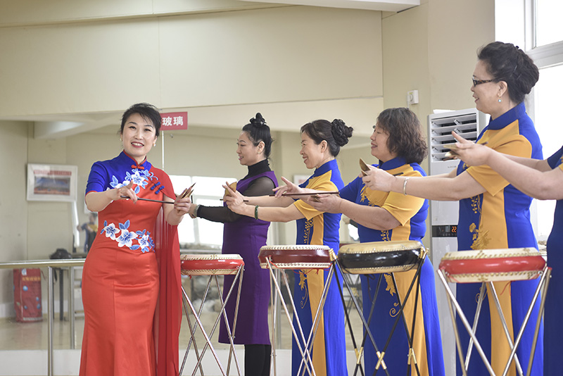 圖為廊坊市廣陽區(qū)郭寶艷曲藝家工作室，郭寶艷在為社員們在排練京東大鼓節(jié)目。.jpg