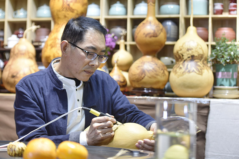 圖為廊坊市廣陽區(qū)吳氏葫蘆烙畫工作室內(nèi)，吳宗正在繪制葫蘆烙畫作品。.jpg