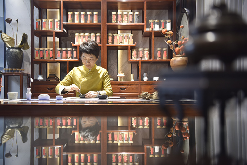 圖為廊坊市廣陽區(qū)溪雲(yún)香局香文化工作室，全國工商聯(lián)高級香道師張偉在工作臺前制作線香.jpg
