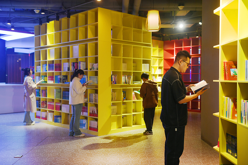 圖為在廊坊市廣陽區(qū)新朝陽商圈悅讀驛站，市民駐足翻閱書籍。.jpg