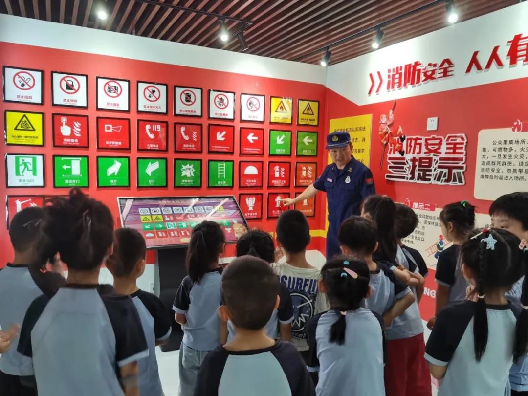 2張世超結合自身專業(yè)知識為幼兒園小朋友們現(xiàn)場講解消防安全知識。.jpg